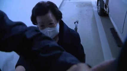 이배용, 휠체어 타고 출석...금 거북이 질문에 침묵 / YTN