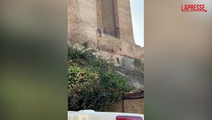 Torre dei Conti, operai cercano di fuggire dopo il primo crollo