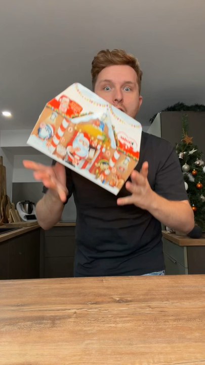 Calendrier KINDER en forme de maison 😍✨Une vraie raison de retomber en enfance pendant 24 jours 🎄🎉Entre KINDER Surprise, Chocobon, œufs en chocolat et bien plus encore,de quoi attendre le Père Noël avec impatience 👌✨