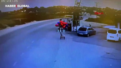 Otomobil virajda takla attı! Kaza anı kamerada