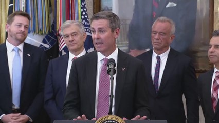 Shocking Moment: Man Collapses in Oval Office During Trump’s Drug Price Announcement