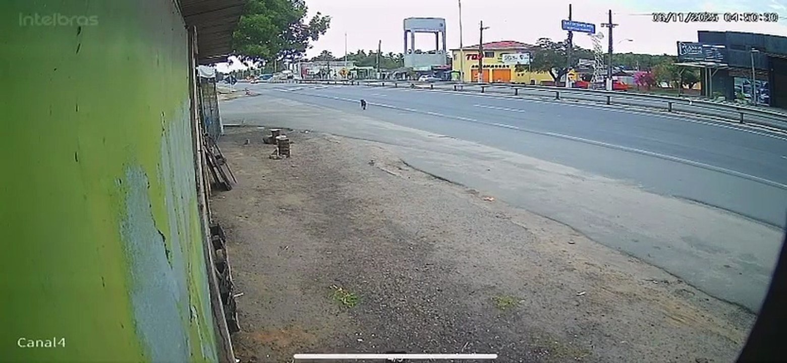Em alta velocidade, motorista atropela duas pessoas na faixa de pedestre, em Marechal Deodoro