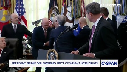 Una persona se desploma en el Despacho Oval durante un acto de Trump