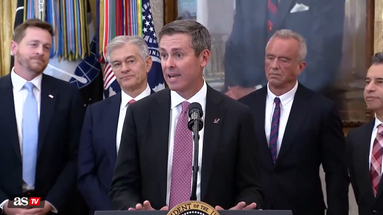 Un hombre se desploma en la conferencia de Trump sobre de nuevas medidas en el precio de fármacos