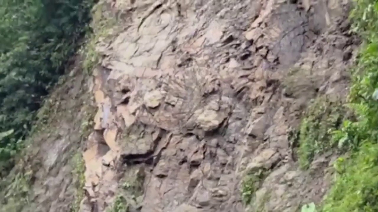 tn7-enorme-piedra-en-talud-impide-apertura-de-ruta-32-061125