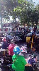Motorista de SUV invade canteiro na Av. Fernandes Lima, derruba cerca e bate em carros e motociclista