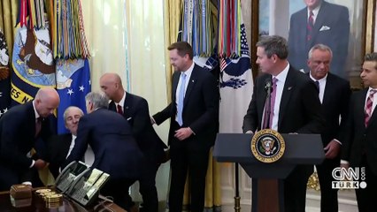 Trump'ın basın toplantısında panik dolu anlar! Fenalık geçiren kişiye Dr. Öz müdahale etti