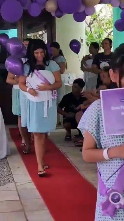 Desfile de prematuros anima mães em semana de conscientização no Hospital César Cals