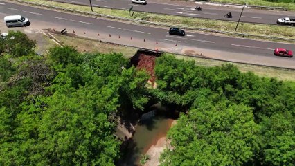 Imagens mostram avanço da erosão na pista na PR-323, em Umuarama