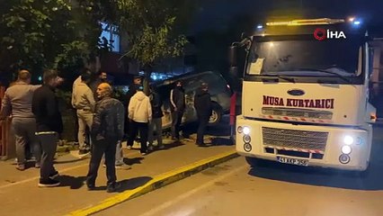 Virajı alamayan araçlar çarpıştı: Panelvan evin bahçesine girdi, 1 yaralı