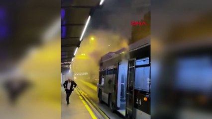 İstanbul Edirnekapı'da korku dolu anlar! Metrobüsün motor kısmında yangın çıktı