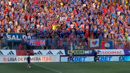 La U acababa de ganar y esto fue lo primero que hizo Charles Aránguiz: la escena conmueve