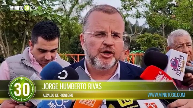 ¿Blanco de agresiones? Taxista protagonizó una tremenda escena e intentó atropellar a agentes de tránsito en Rionegro