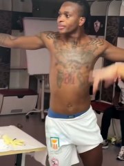 شيكو بانزا يحتفل بفوز الزمالك على بيراميدز فى نصف نهائى كأس السوبر المصري.