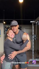 Lore Improta, de 32 anos, apareceu ao lado de Léo Santana, de 37, em um momento descontraído durante o treino do cantor. A dançarina exibiu a barriga da segunda gestação em um vídeo publicado nos stories do Instagram nesta quinta-feira (6).   A gravação,