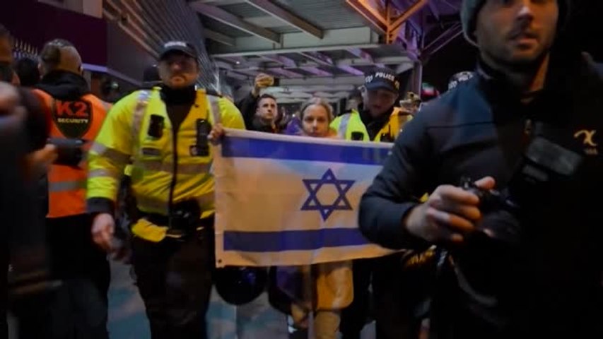Vive tensions à Villa Park entre manifestants pro-Israël et pro-Palestine