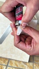 Khe kính rò 1 giọt = tốn 500k/tháng? 💸 Thợ 20 năm: “Dùng 1 món 50k, kín 10 năm!” Bạn đoán món gì? Comment ngay!