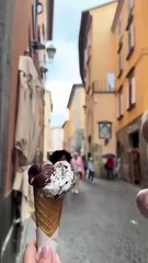 İtalya gezisinde birbirinden sevimli pozlar veren minik turist 😊