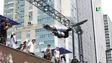 Skatista brasileiro Gui Khury, de 16 anos, bate recorde mundial com manobra em São Paulo.