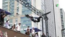 Skatista brasileiro Gui Khury, de 16 anos, bate recorde mundial com manobra em São Paulo.
