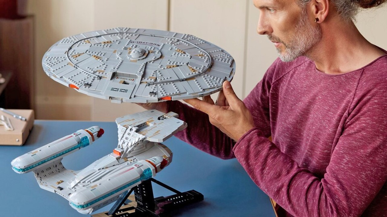 Landeanflug: Die USS Enterprise-D aus Star Trek gibt's jetzt als gewaltiges Lego-Raumschiff