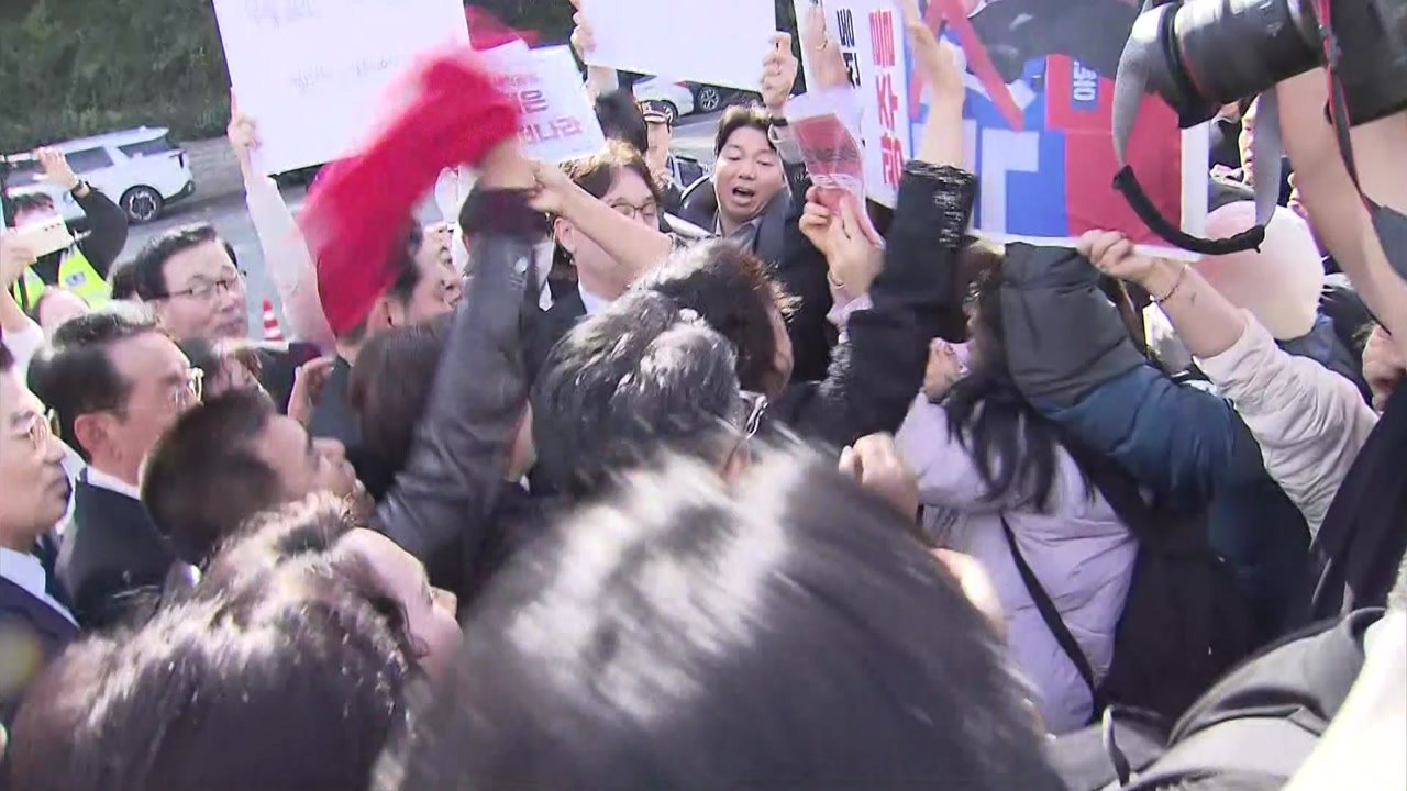 단추'까지 떨어지며 5·18 참배 무산..."장동혁 헛발질" vs "진정성 통할 것"...