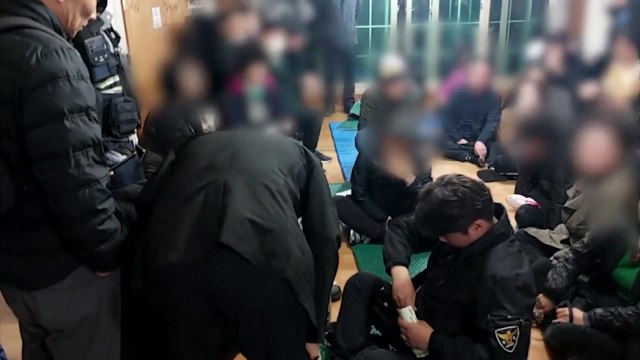 경찰, 야산 펜션서 심야 도박판 벌인 34명 무더기 송치 / YTN