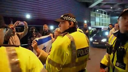 Vive tensions à Villa Park entre manifestants pro-Israël et pro-Palestine