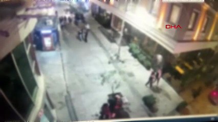 İstanbul'un göbeğinde kadın turiste kapkaç kamerada