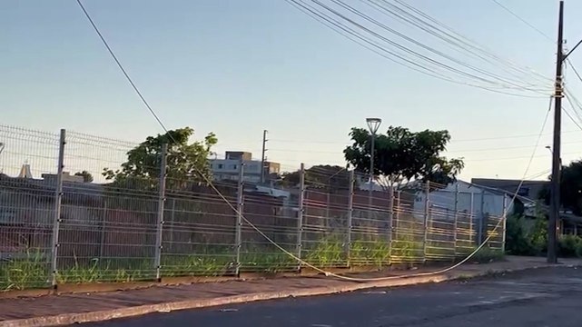 Fio da rede elétrica se solta, encosta no chão e preocupa pedestres no bairro Floresta