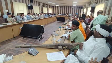 जिला परिषद बैठक में हल लेकर पहुंचे पार्षद, बोले- यह किसान का स्टार है