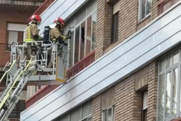 Intervención de los bomberos para comprobar el estado de una persona mayor