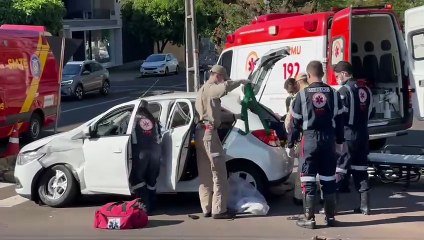 Mulher é socorrida após colisão entre carro e caminhonete em Umuarama