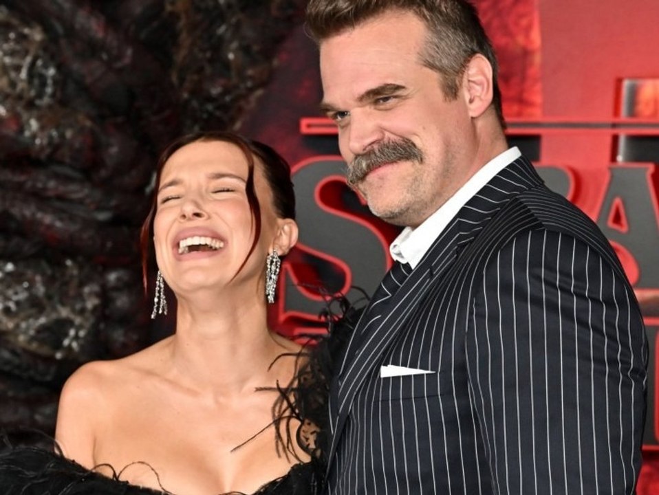 Millie Bobby Brown und David Harbour: Lachend auf rotem Teppich