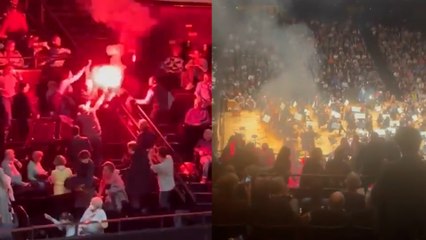 Encienden bengalas durante un concierto de la Orquesta Filarmónica de Israel en París