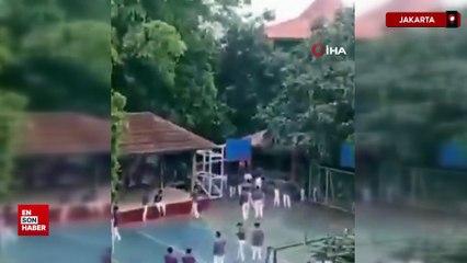 Endonezya’da camide cuma namazı sırasında patlama