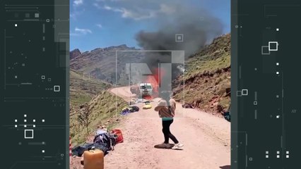 ¡Pasajeros escaparon por las ventanas! Minibús ardió en llamas en la ruta Quillacollo - Independencia