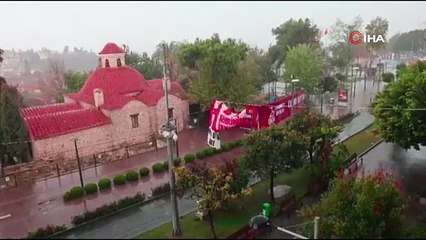 Cadde ve sokaklar göle döndü: Kuvvetli yağış o ili esir aldı!