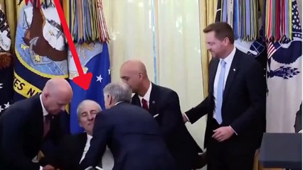 TOTAL PANIC INSIDE THE OVAL OFFICE - MAN FAINTS AS DR. OZ RUSHES TO REVIVE HIM