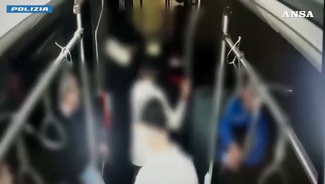 Milano, picchiato in autobus per rubargli il monopattino: 3 arresti