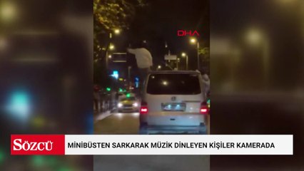 Beşiktaş'ta minibüsten sarkarak müzik dinleyen kişiler kamerada