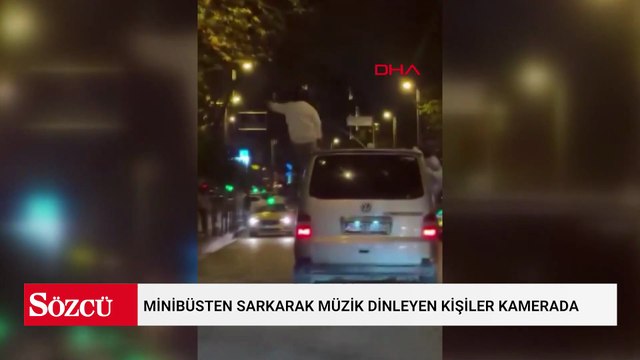 Beşiktaş'ta minibüsten sarkarak müzik dinleyen kişiler kamerada