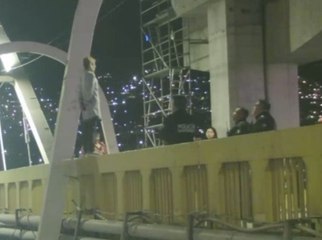 Policías impiden que mujer desaparecida se arroje del Puente del Papa en Monterrey
