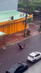 VIDEO: Un hombre lucha por su vida justo antes de que el tifón Kalmaegi tocara tierra