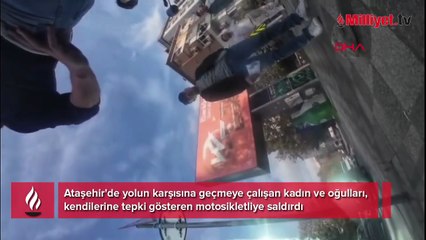 Motosikletliye 'Nasıl küfür edersin' dayağı! Tekme tokat saldırı anları kamerada