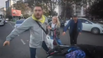 İstanbul’da motosikletliye tekme tokatlı saldırı kamerada