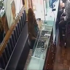 [Imágenes Fuertes] Intentó robar con especias 'picantes' y terminó 'condimentada'