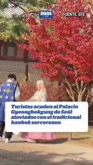 Turistas acuden al Palacio Gyeongbokgung de Seúl ataviados con el tradicional hanbok surcoreano