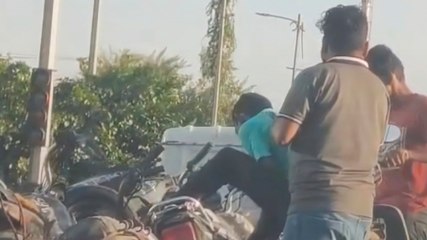 ट्रैफिक पुलिस के ठेकाकर्मी बने चोर, Video