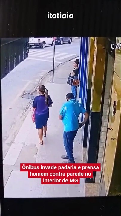 Vídeo: ônibus invade padaria e prensa homem contra parede no interior de MG